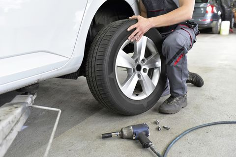 تغير اطار السيارة على الطريق